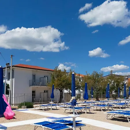 P313 Nr 105 Trilocale Sul Mare Con Ombrellone In Prima Fila Marcelli